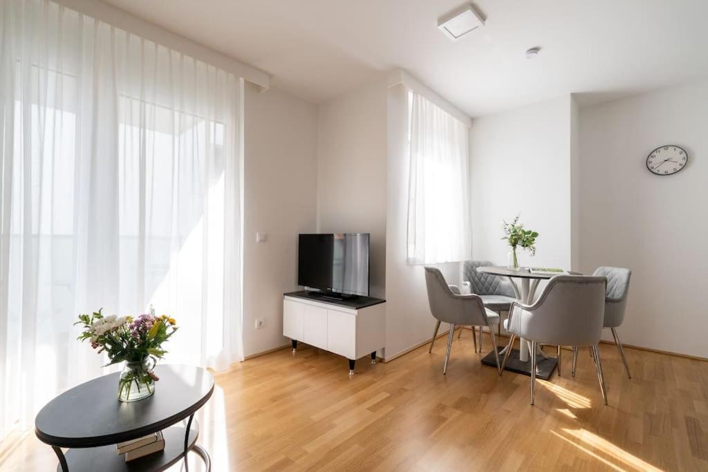 Sunny 1Br Home With Balcony By Hm Vienne Extérieur photo
