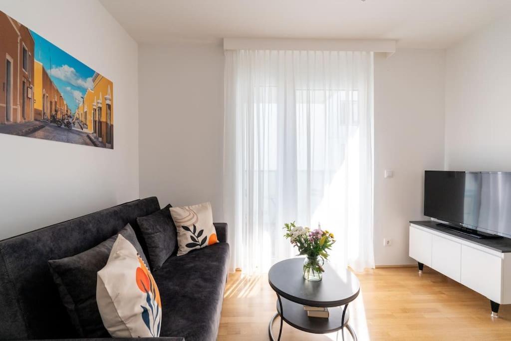 Sunny 1Br Home With Balcony By Hm Vienne Extérieur photo