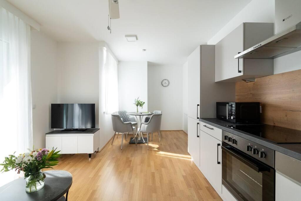 Sunny 1Br Home With Balcony By Hm Vienne Extérieur photo